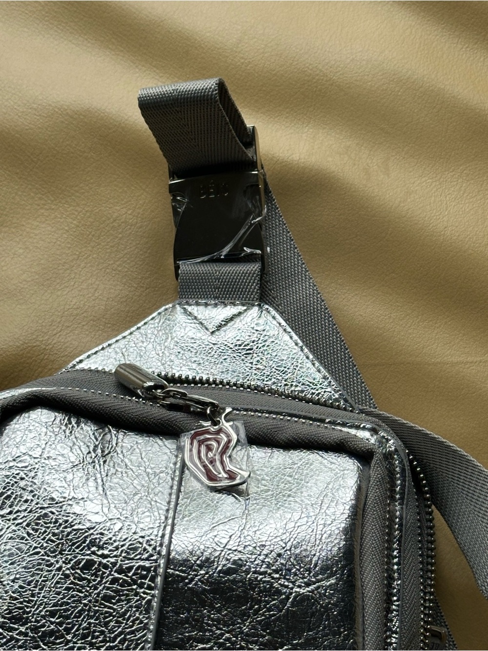 BÉIS x Chipotle The Napkin Sling
in Foil - Picture 10 of 11
